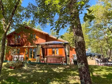 dans un cadre idyllique et relaxant  superbe chalet de 92 m² en parfait état  offrant...