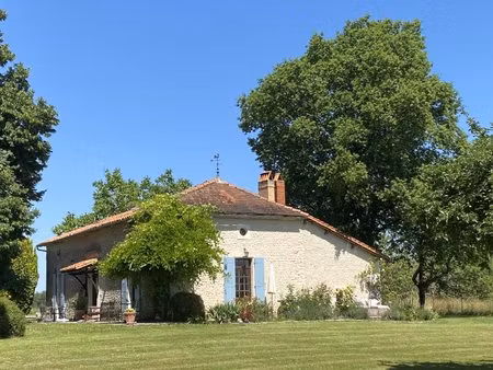 maison de campagne sans voisinage. 4 chambres. piscine. belles vues.
