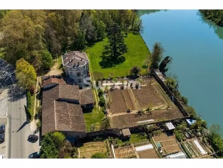 petit château sur les bors de l'isère  avec dépendances et parc de plus de 2 5ha