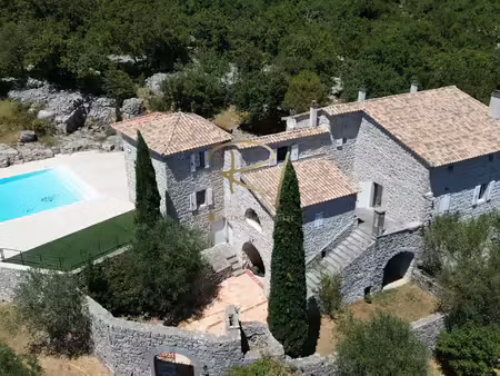 mas en pierre à vendre - propriété rénovée avec piscine et vue panoramique sud ardèche