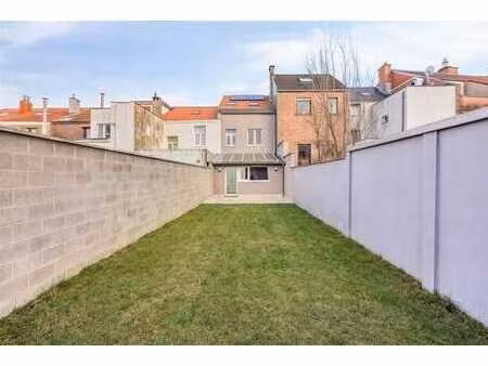 maison rénovée avec 4 chambres et jardin.
