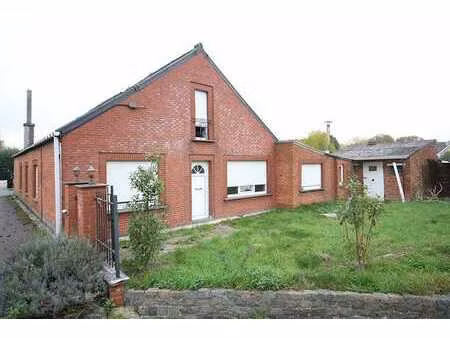 maison à rénover sur un grand terrain