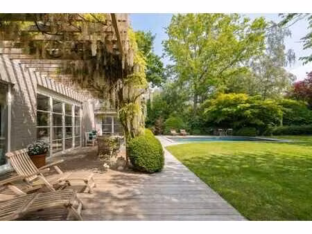 villa au cachet unique avec piscine et jardin verdoyant