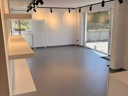 surface professionnelle polyvalente à louer – stockem