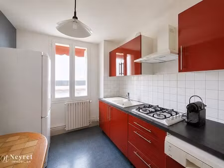 centre-ville villefranche : t4 de 64 m2 avec 3 chambres et stationnement