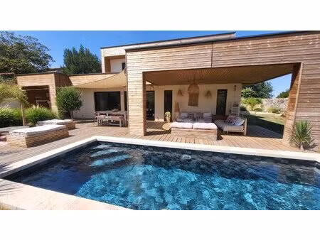 maison d'architecte avec piscine et jardin paysagé