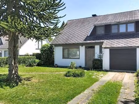 maison 3 façades dans quartier résidentiel calme