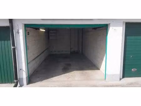 garage fermé dans la cour arrière de l'immeuble