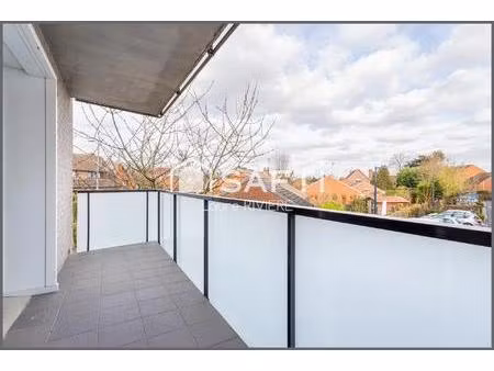 t3 lumineux avec balcon  2 parkings et cave