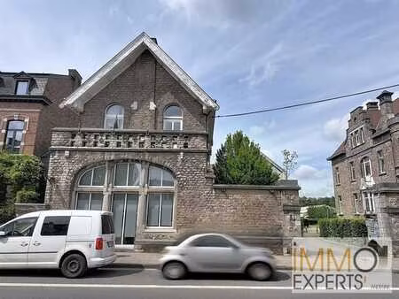 immeuble de rapport comportant 3 appartements et bureaux