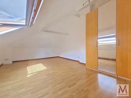 beau studio situé à bouge avec parking