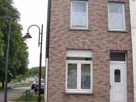 belle maison d'habitation en 3 façades avec accès latéral
