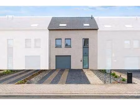 lumineuse maison 3 ch. avec jardin et garage!