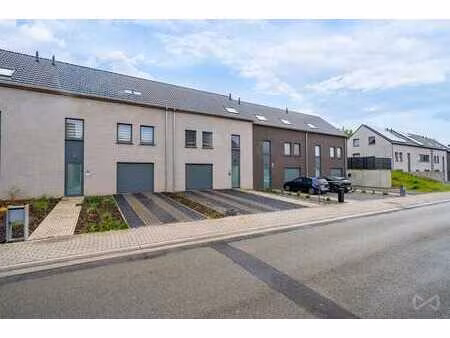 lumineuse maison 3 ch. avec jardin et gd garage!
