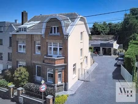 grande maison avec entrepôt/garage et showroom