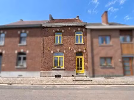 jolie maison partiellement rénovée avec joli jardin