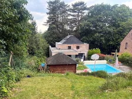 villa contemporaine avec piscine dans écrin de verdure