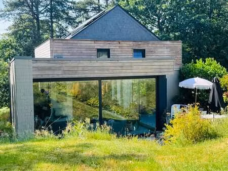 villa contemporaine avec piscine dans écrin de verdure