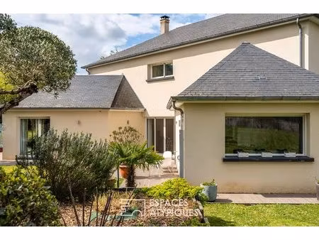 maison de standing ouverte sur jardin paysager aux portes de tours