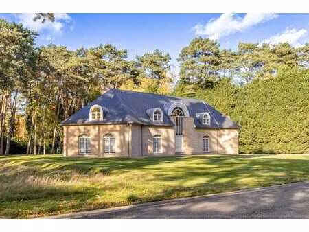 villa élégante avec espace d'entraînement dans un quartier r
