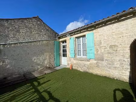location appartement t1 à fontenay-le-comte (85200) : à louer t1 / 29m² fontenay-le-comte