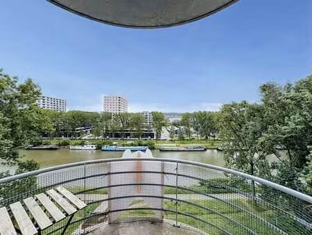 studio lumineux avec vue imprenable sur le canal à vendre