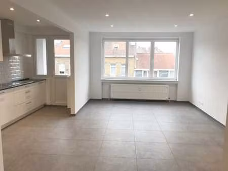 dans un petit immeuble maganifique appartement 2 chambres ré