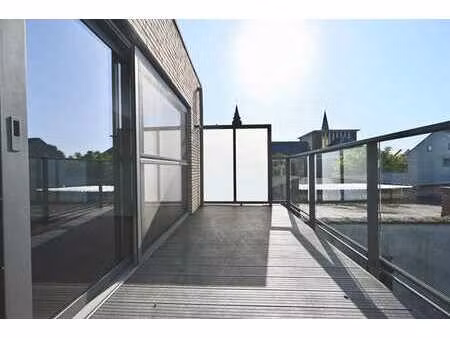 duplex appartement met 3 slaapkamers  2 badkamers en 1 au...