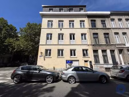 vergund appartementsgebouw met garages!