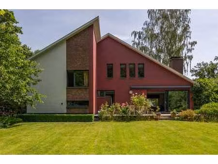 maison d'architecte dans un quartier calme et verdoyant
