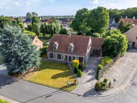 charmante maison de style ferme à vendre à merkem sur 885m²