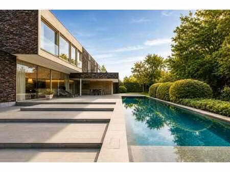 villa moderne avec piscine et sauna