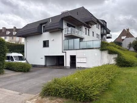 gelijkvloers appartement met 2 slaapkamers  garage  terra...