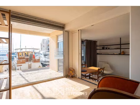 appartement sur l'eau comme un bateau. port de bormes.