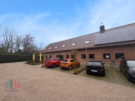 kantoorruimte in karaktervolle hoevestijl met rustige lig...