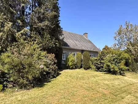 charmante maison avec garage et jardin de 2.700m2.