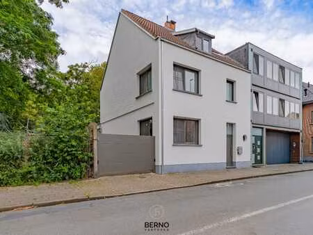 solide  instapklare halfopen bebouwing met 5 slaapkamers