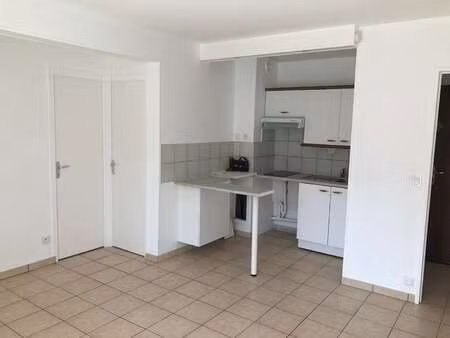 location appartement 2 pièces à courseulles-sur-mer (14470) : à louer 2 pièces / 33m² cour