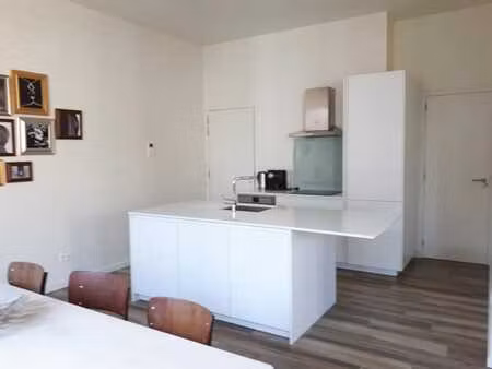 bel appartement avec balcon ensoleillé situé dans le centre.