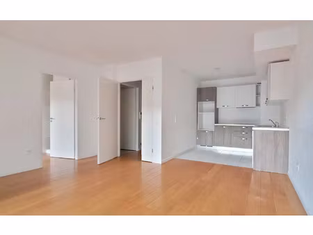 location appartement  64.4 m² t-3 à issy-les-moulineaux  1 930 €