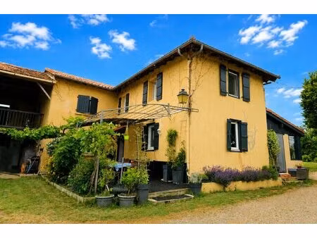 exceptionnel domaine de 28ha en bio  avec ferme gersoise rénovée  grandes dépendances
