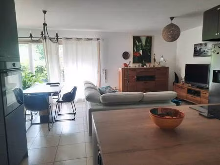 très bel appartement de 71.3m² avec une terrasse de 55.7 m² et jardin de 104.4 m²