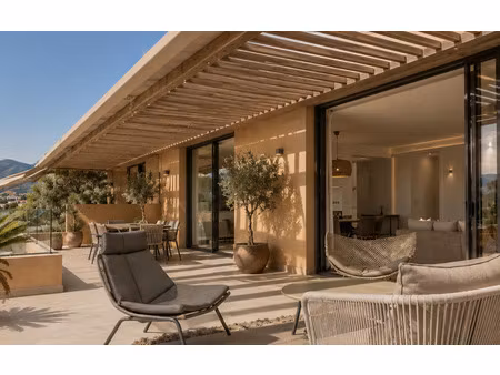 spacieux type 4 en dernier étage au coeur de saint-tropez - résidence avec piscine