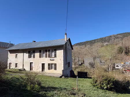propriété avec belle bâtisse de 205 m2 à rénover - 1600 m2 terrain - 30mn de chambéry - en