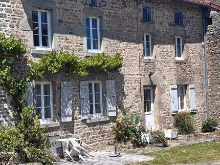charmante maison en pierres  au coeur d'un village au calme 