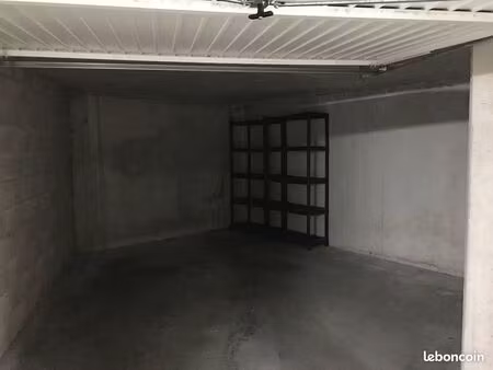 location grand garage fermé (sous-sol)