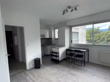 t2 meublé et lumineux - 31m2 - parking - cave - proche chu/fac médecine
