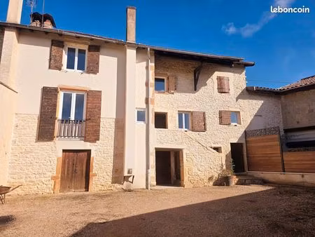maison avec cour et dépendances