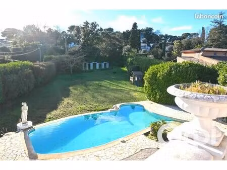 villa 6 pièces 243 m²