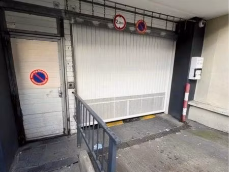 box fermé sécurisé - paris 19e (rue bourret) - idéal voiture ou stockage